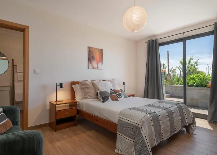 Casinha Dos Canhas By An Island